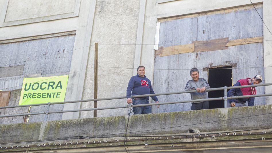 Trabajadores de la Unión Obrera de la Construcción de la República Argentina (UOCRA), Seccional Azul. NICOLAS MURCIA