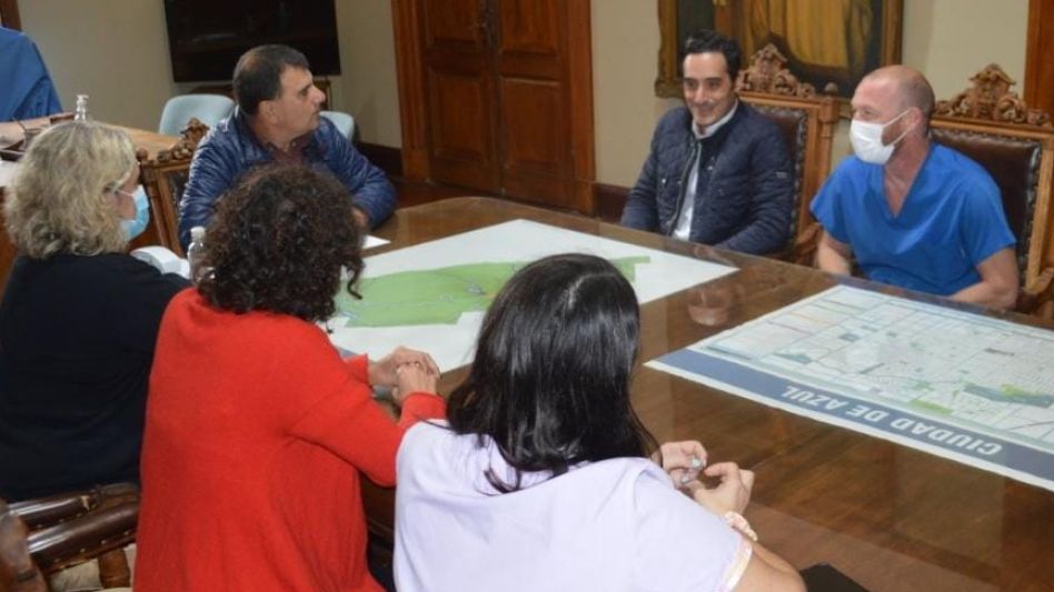 Maraschio y Carluccio, los nuevos directivos del Hospital Pintos, junto a Bertellys en el despacho comunal.