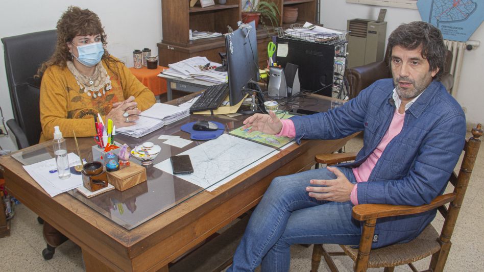 Watralik y Borzi ayer cuando dialogaron con diario EL TIEMPO sobre la tarea que llevó adelante la posta de testeos para Covid-19 que funcionó hasta fines de abril en el edificio de Zoonosis. FOTO: NM