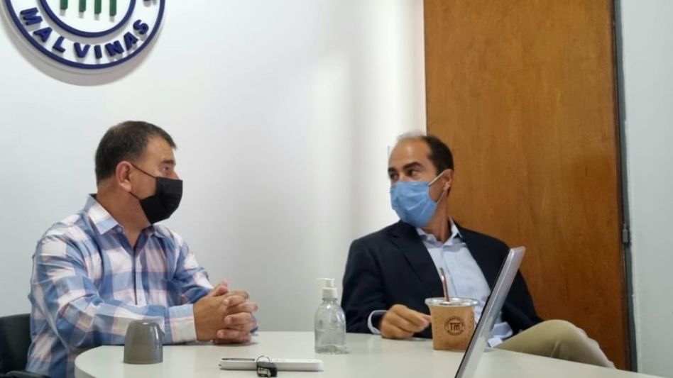 Lucas Rey, gerente General de Transportes Malvinas, (en la imagen junto al intendente Hernán Bertellys) dijo que se está trabajando en la relocalización de los denominados puntos verdes. ARCHIVO/PRENS