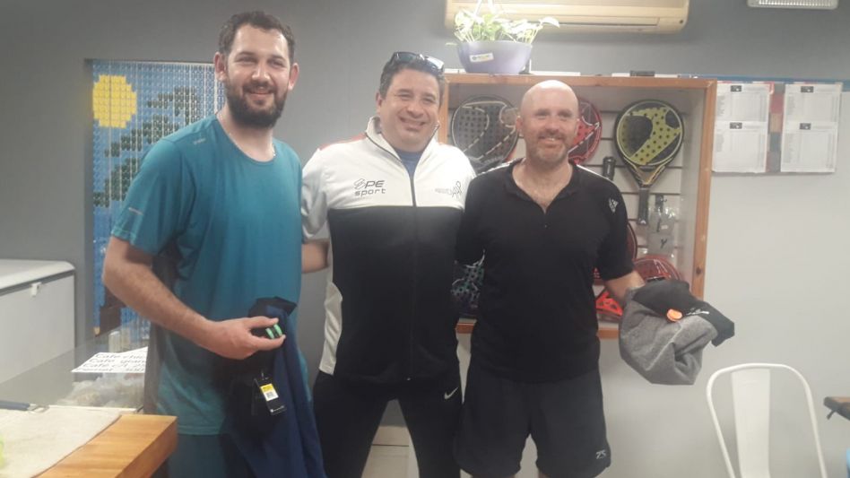 Matías Luna (izquierda) y Claudio Irurzun (derecha) los campeones del torneo de 5° Juniors, junto al presidente de la AAP, Claudio Rodríguez. Foto: gentileza AAP.