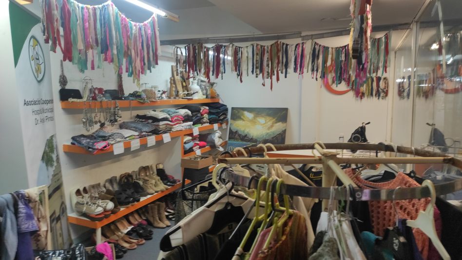 Una importante cantidad de indumentaria, accesorios y demás objetos ya había en el local de la galería Paseo del Azul.  