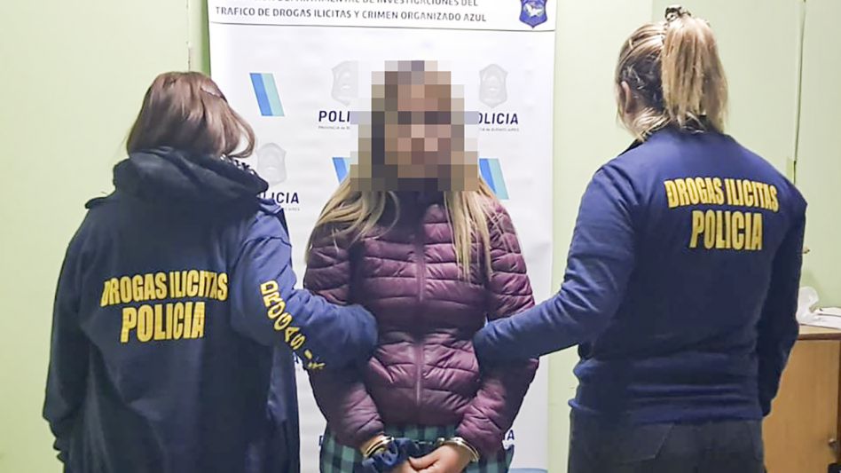 La joven acusada sigue privada de la libertad en la delegación policial antinarcóticos que está ubicada sobre la Avenida Mitre.  DROGAS ILÍCITAS AZUL/PBA