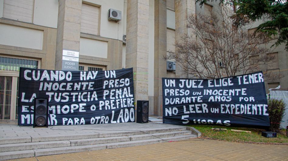 Ayer jueves por la tarde Altamirano fue notificada de ese bozal legal que ahora le impide hablar o difundir imágenes de la menor presuntamente abusada por su hermano. FOTOS: NACHO CORREA