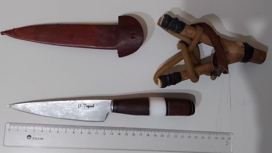 Cuando fue aprehendido el hombre tenía en su poder un cuchillo y una gomera. FOTO: SUBCOMISARÍA CHILLAR