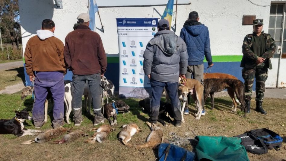 En poder de los cazadores furtivos personal policial incautó cinco liebres. FOTOS: CPR AZUL/PBA