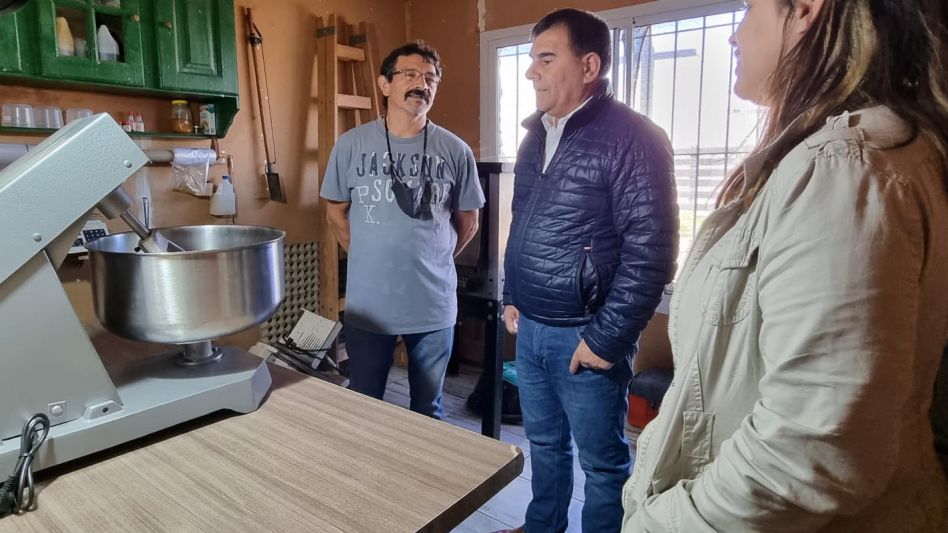El intendente municipal Hernán Bertellys durante las dos entregas de herramientas a emprendedores locales.    PRENSA MUNICIPAL
