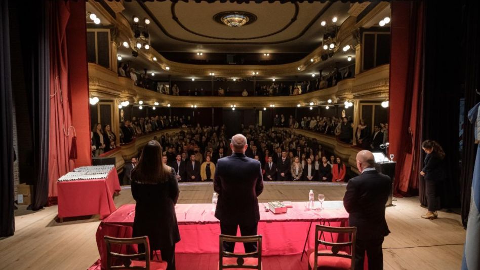 El lunes último, en el Teatro Español, se realizó la 157° ceremonia de Colación de Grado de las facultades de Agronomía y Derecho de la UNICEN.   