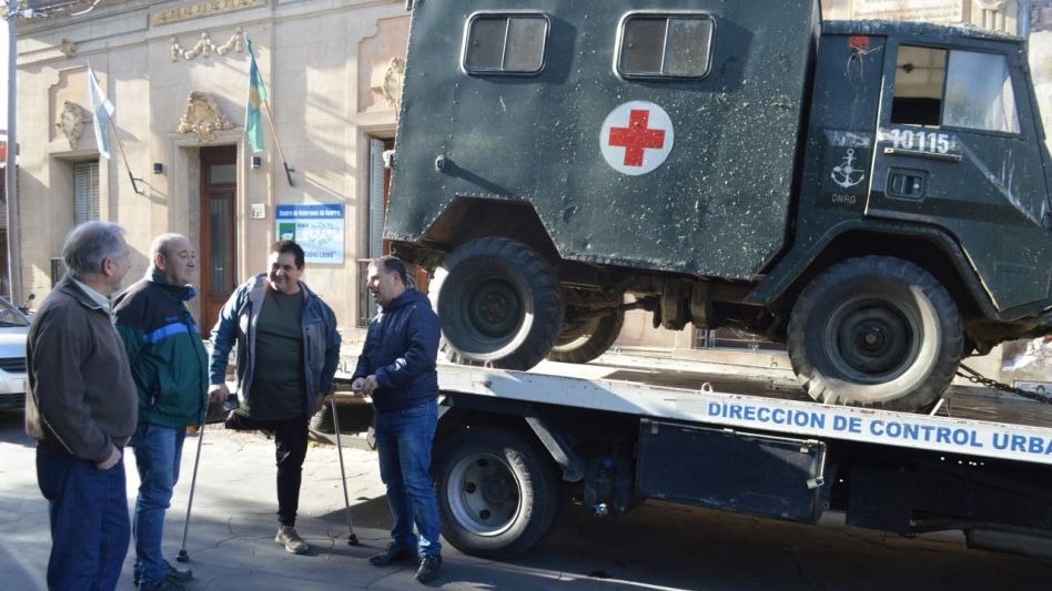 Hernán Bertellys junto a dos de los integrantes del Centro de Veteranos de Guerra Callvú Leovú, ayer cuando se concretó la entrega del móvil sanitario histórico. PRENSA MUNICIPAL