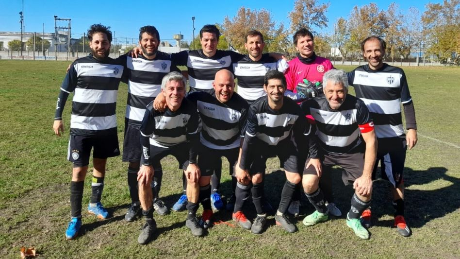 Alumni derrotó a Chacarita en emotivo partido y quedó como escolta de su clásico rival.