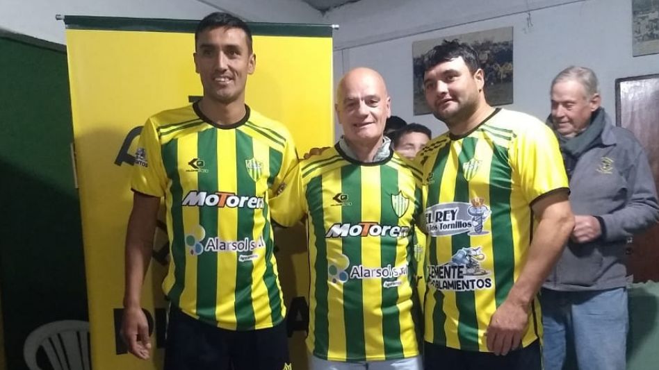 Junto a los hermanos Brienzo, Pedro Bonini se puso en modo modelo por un rato y posó para las cámaras fotográficas con la nueva indumentaria de Sportivo Piazza de cara a la temporada 2022.