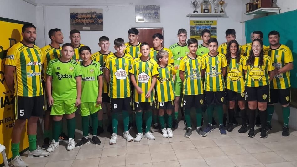 Con un evento realizado en el estadio Félix Piazza, la dirigencia de la Villa presentó las camisetas junto a sus shorts de todas las categorías que esta institución participa en los distintos torneos.