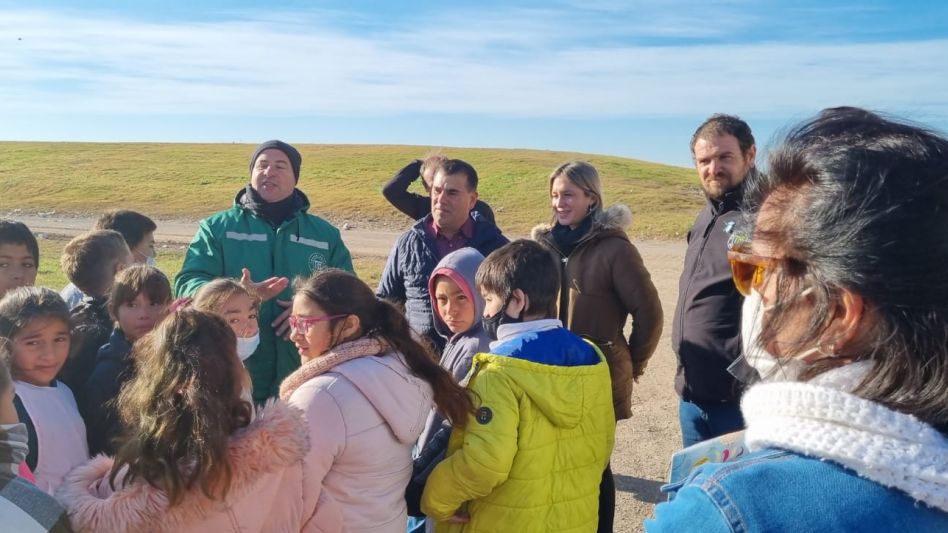 Visita del Intendente junto a la Escuela 27 al Eco Azul