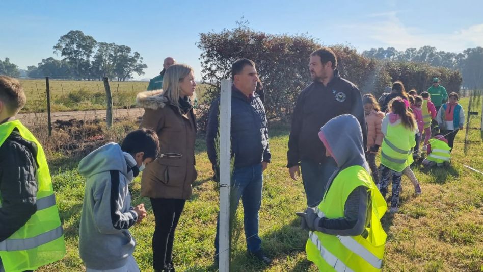 La recorrida por EcoAzul, que realizaron junto con el Intendente los alumnos de la Escuela 27, implicó que durante esa visita se plantaran árboles en el predio.  PRENSA MUNICIPAL