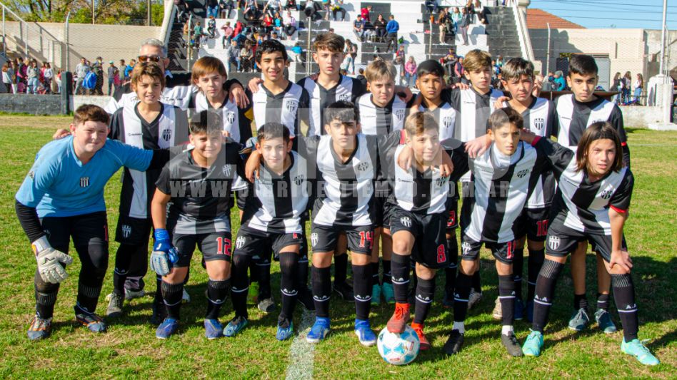 Los chicos de Alumni celebran la conquista del título del Torneo Apertura de Décima División. Foto: Nacho Correa.