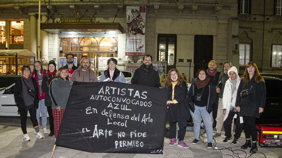 Primero sobre la fachada de la Dirección de Cultura y posteriormente sobre la del Municipio, se plasmaron imágenes vinculadas con la consigna: Emergencia Cultural.  N. CORREA     