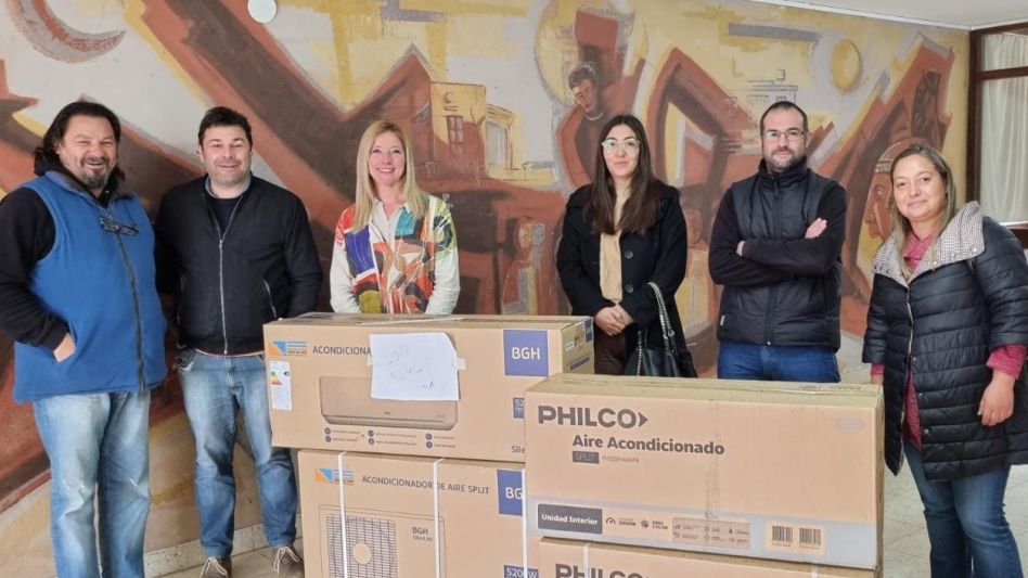 Participaron de la entrega de los equipos la subsecretaria de Cultura, Educación y Deportes, Maya Vena; el director de Educación, Martín Laborda; y la consejera escolar Lucía Alaimo.