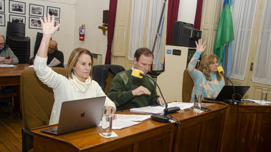 Natalia Colomé junto a Juan Louge y Gisella Hiriart durante un tramo de la sexta sesión ordinaria en la que se aprobó la ordenanza sobre el derecho al acceso a la información pública.  NACHO CORREA