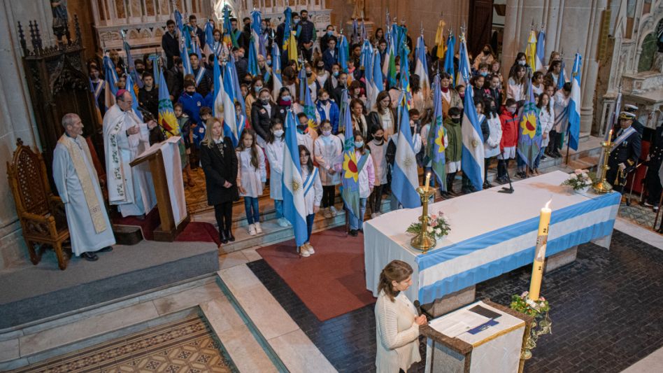 Abanderados y escoltas de distintas instituciones educativas del Partido de Azul participaron ayer a la mañana del Tedeum. FOTOS: NICOLÁS MURCIA