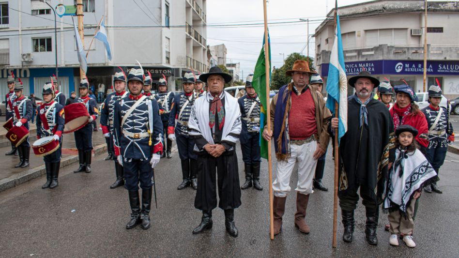La Banda Combate de Perdriel interpretó distintas canciones patrias durante la mañana del 25 de mayo y una de ellas junto al vecino y tradicionalista Neldo Hernández.