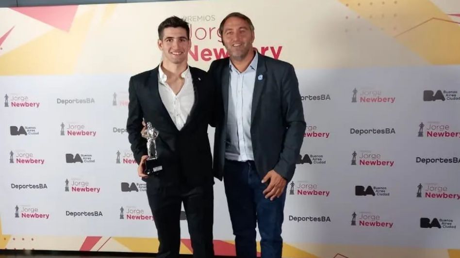 Gerónimo Dhereté con su premio, junto al ex entrenador de Las Leonas, el Chapa Retegui.
