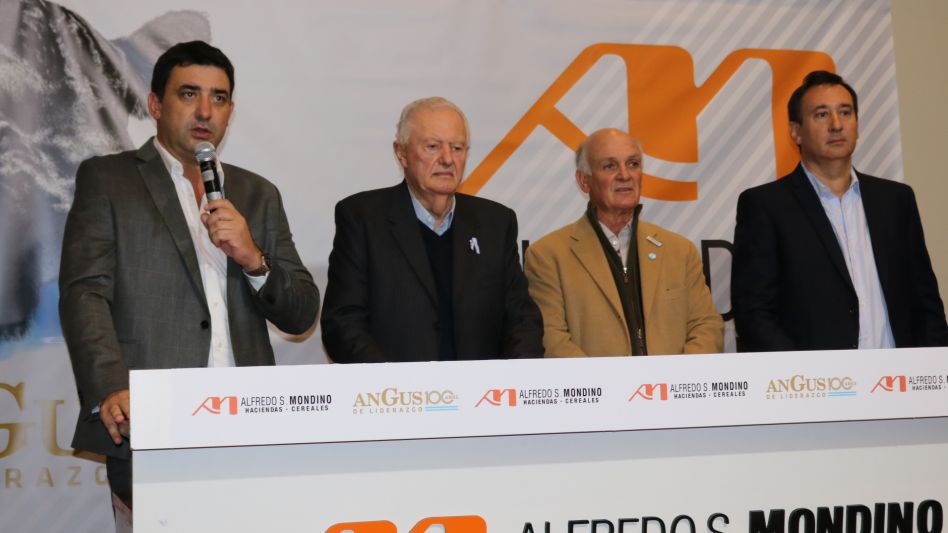Roberto Mondino, Alfredo Mondino, Alfonso Bustillo (Pte Angus) y Marcos Mondino en la reciente venta.