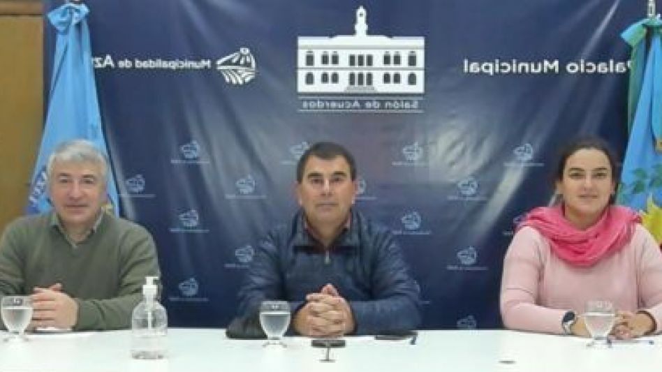 El Secretario de Hacienda y Administración de la Municipalidad de Azul, Agustín Carús, junto al intendente Hernán Bertellys en una de las últimas reuniones virtuales que mantuvieron con el gobernador