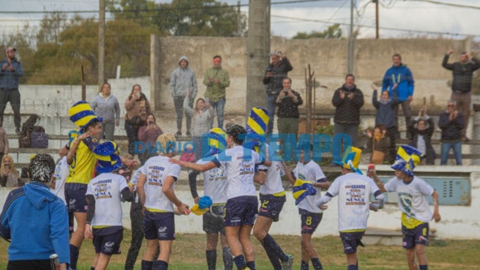 Un festejo a todo trapo. La Octava de Boca Juniors gritó campeón en el estadio Lorenzo Palacios. Foto: Nicolás Murcia.