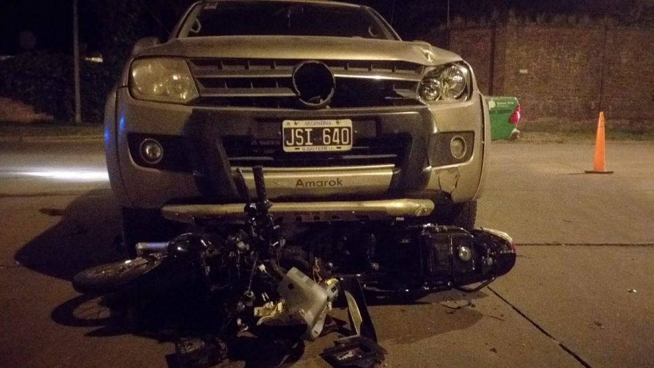 El adolescente lesionado manejaba una moto que chocó con una camioneta. FOTOS: CPA/PBA