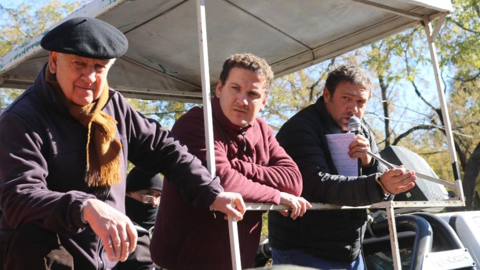 Juan Iturralde, Martín Iturralde y Juan I. Goenaga al frente de los negocios en la feria local. 