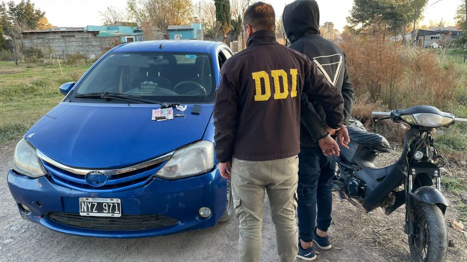 El procedimiento que finalizó con el arresto del joven lo hicieron, ayer martes por la tarde en Villa Piazza Norte, policías de la DDI Azul. FOTOS Y VIDEOS: DDI AZUL