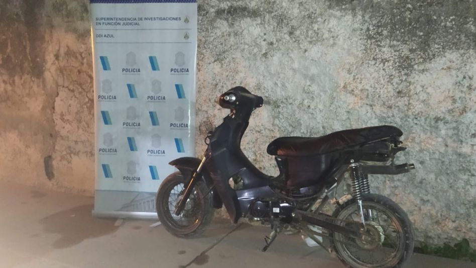   Andaba en una moto robada, portaba una pistola y tenía marihuana: aprehendido 