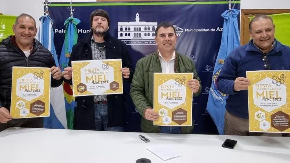 Hernán Bertellys junto a los referentes del Centro de Apicultores de Azul durante el anuncio de una nueva edición de la Expomiel. FOTOS: PRENSA MUNICIPAL