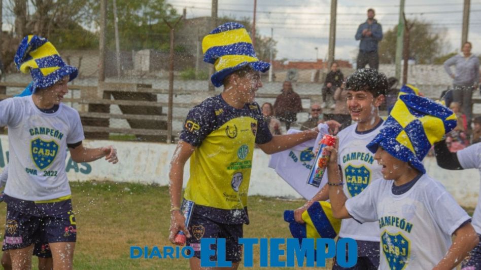 Los chicos de Boca Juniors festejan la obtención del Torneo Apertura en Octava División. Foto: Nicolás Murcia