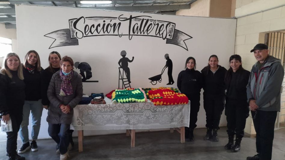 Mujeres privadas de libertad alojadas en la Unidad 52 de Azul, tejieron mantas de lana de manera solidaria y artesanal. PRENSA SPB
