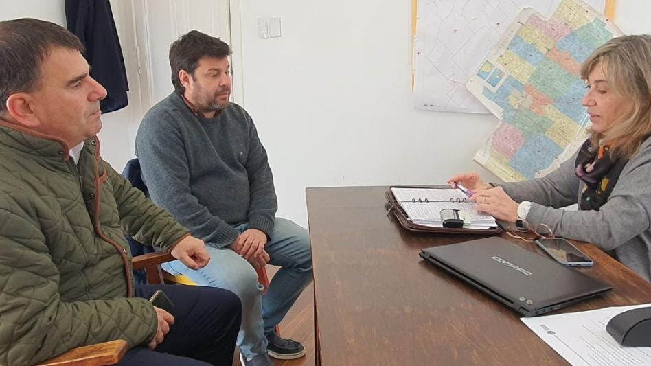  El intendente Hernán Bertellys y el Director de Educación Martín Laborda reunidos ayer con la Jefa Distrital Cristina Seoane.