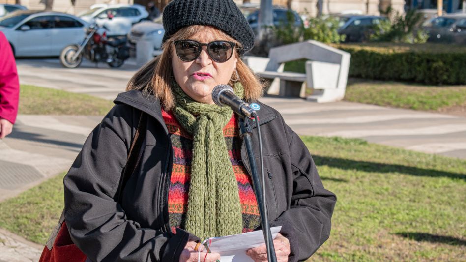 Diana Sottile del Círculo Siciliano de Azul ofreció palabras alusivas a la conmemoración.  FOTOS NICOLÁS MURCIA.  