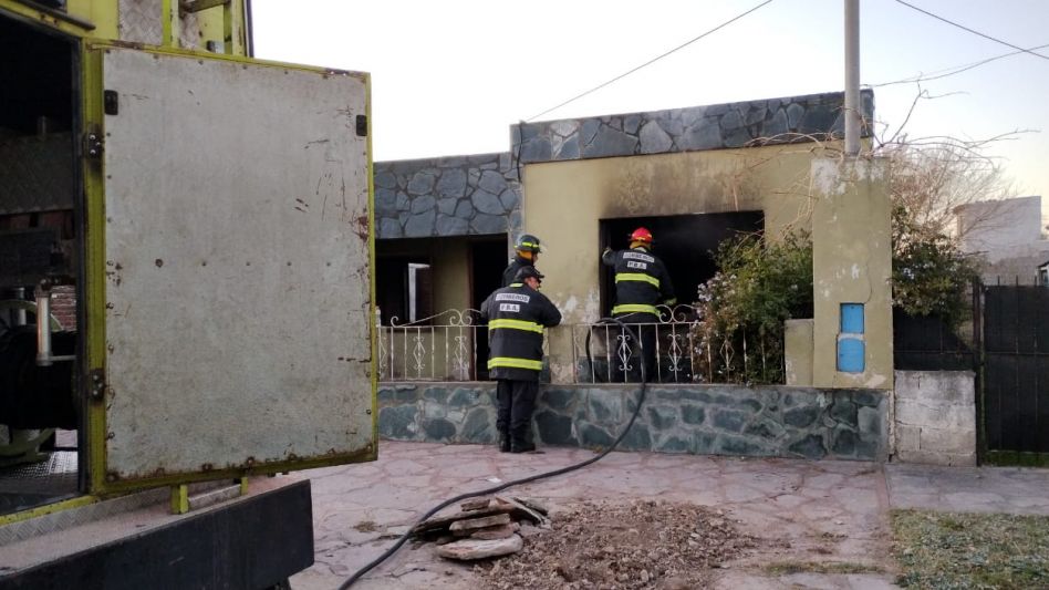 Dos dotaciones pertenecientes al Destacamento Bomberos local trabajaron en la casa donde este incendio se produjo. N. MURCIA