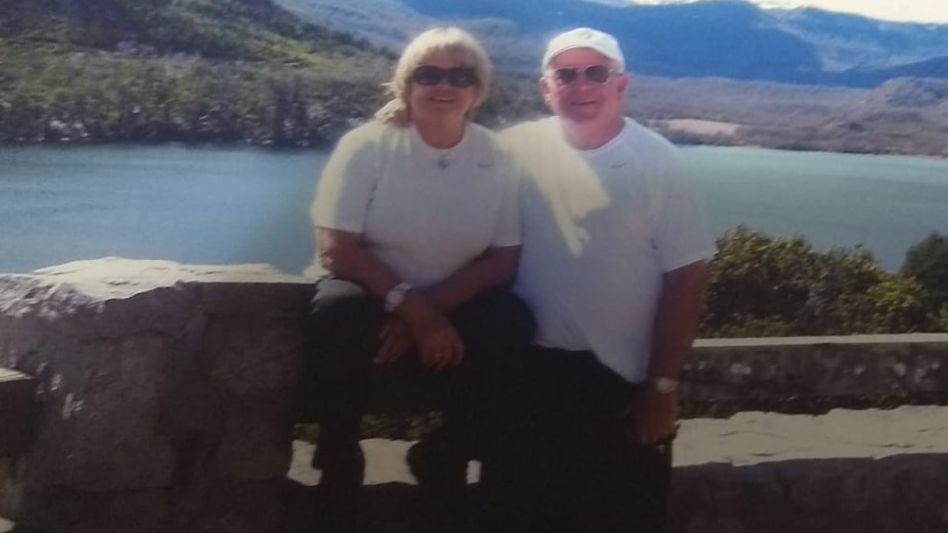 Con María Cristina Bustos, mi esposa, en un viaje al Sur. Llevamos 55 años de casados, somos padres de dos hijos y abuelos de cuatro nietos.