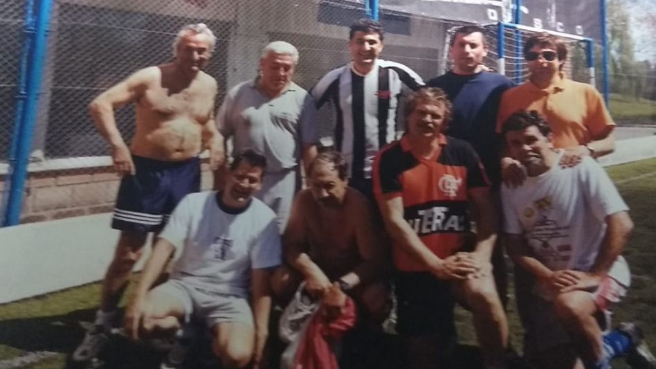 Cuando nos daban las ?tabas?, fútbol 5 en ?Gato?s?. En esa foto hay dos ausentes difíciles de olvidar: ?Huevo? Bedecarrás y mi hermano Aldo.