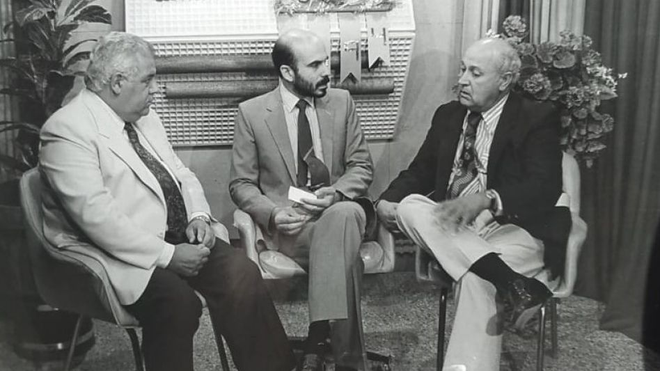 Hugo Pedro Cabral, en el viejo Canal 4 de Chillar, entrevistando a quien fuera intendente de Azul, Héctor Rodríguez, y a Roberto Zabalza, ex delegado municipal de esa localidad.