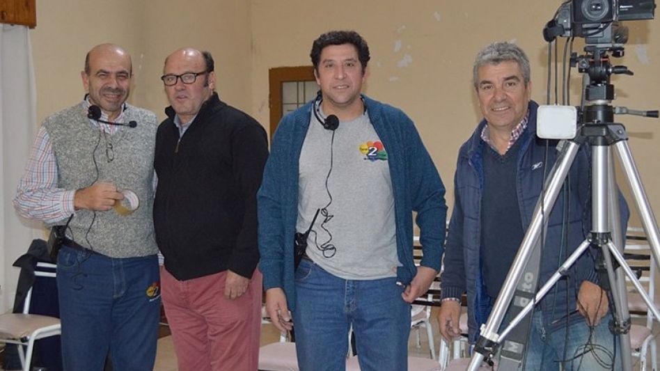 ?Peter? Cabral y el equipo del noticiero. En la foto también están el fallecido Guillermo Villagras, Fabricio Mafud y Enrique Pené.