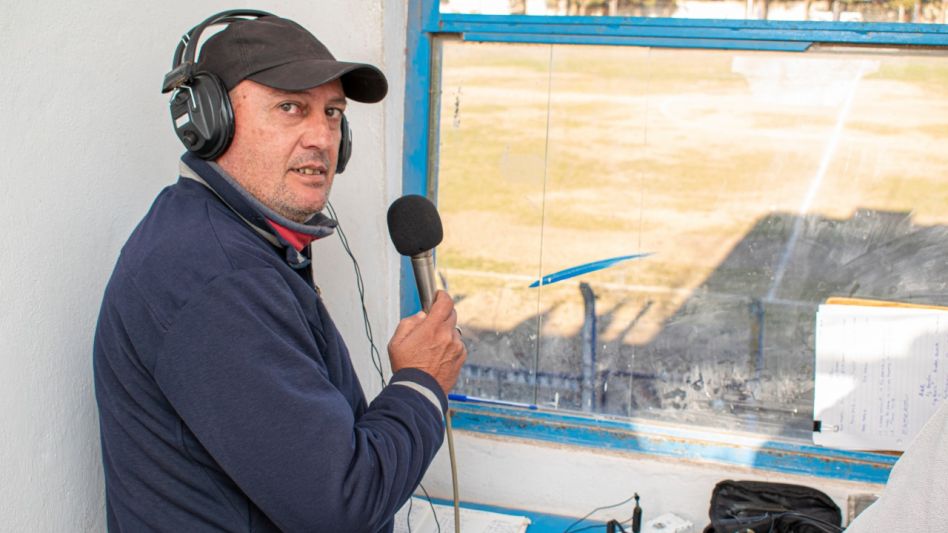 Carloncho Rodríguez en su hábitat natural: la cabina de una cancha para relatar un partido.