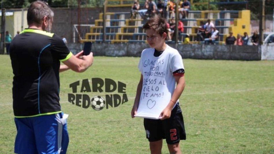 Álvaro Iuri retrató a Luca Güerci en esta foto, donde también aparece el papá del nene, que después se hizo viral por su conmovedora historia.