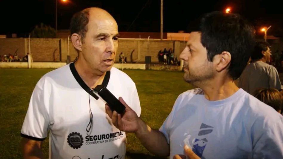 El querido Roberto, entrevistando a Ricardo Bochini. Fue cuando el ídolo máximo de Independiente de Avellaneda estuvo en esta ciudad y jugó en la cancha de Alumni Azuleño.