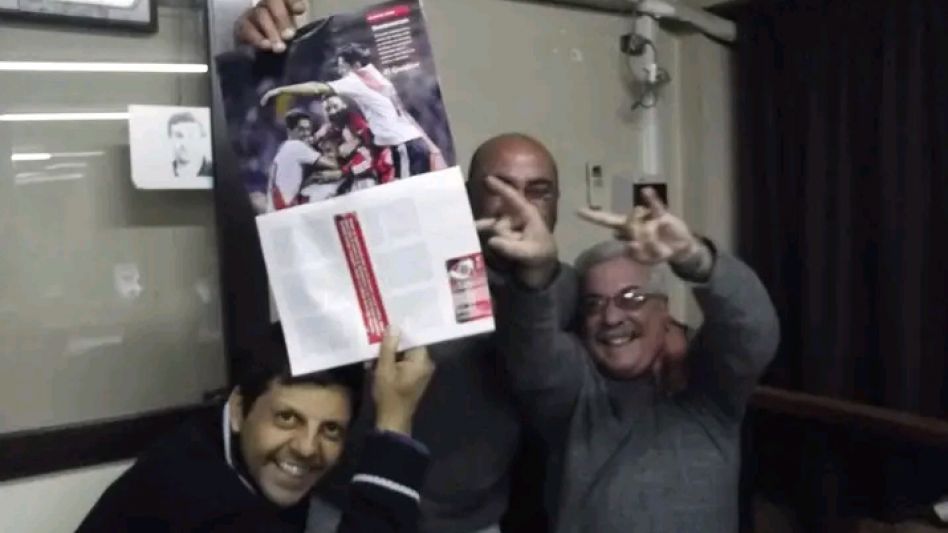 Roberto Robledo, con Ángel Raco y Fabián Sotes, dos de sus compañeros en la Redacción de EL TIEMPO.