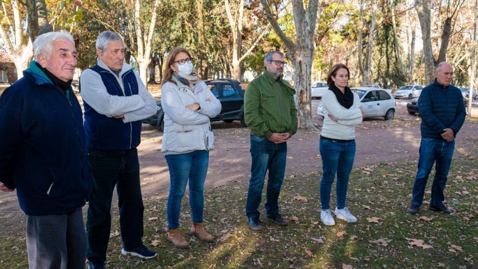 Frente al monolito que recuerda a José Luis Cabezas en el Parque Municipal, se llevó a cabo ayer en Azul un acto por el Día del Periodista.  FOTOS NACHO CORREA 