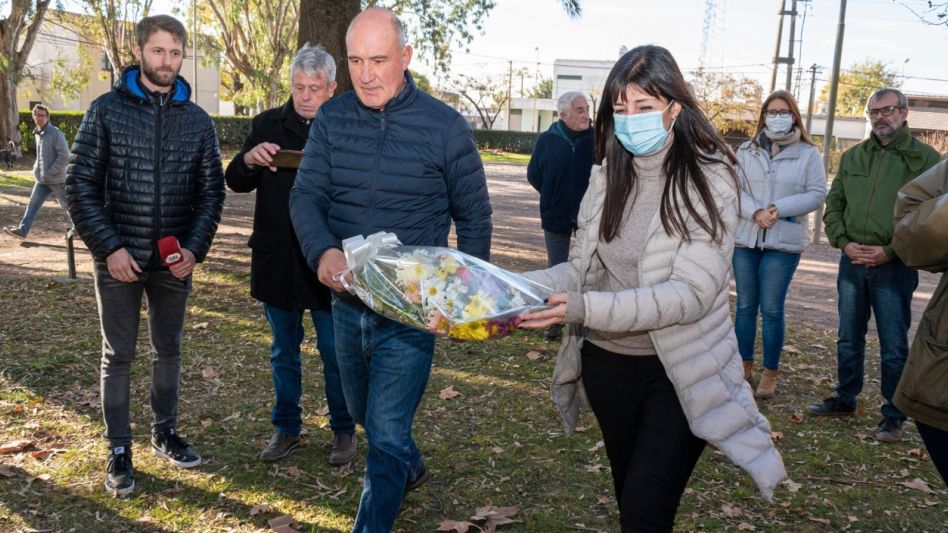Los periodistas Carolina Di Cataldo y Gustavo Mandagarán fueron los encargados de depositar una ofrenda floral en recuerdo de sus colegas fallecidos. 