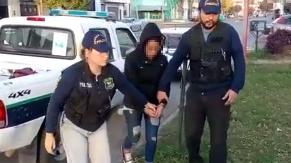 A la espera de ser trasladadas a una unidad penal, las hermanas -en la imagen, una de ellas- siguen en la delegación local antinarcóticos de la Policía bonaerense. FOTOS: DROGAS ILÍCITAS AZUL/ARCHIVO