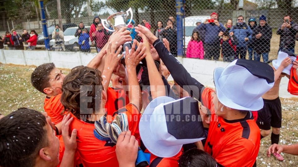 Los chicos de Athletic festejan la obtención del título de Novena División en el Torneo Apertura. Foto: Nicolás Murcia.